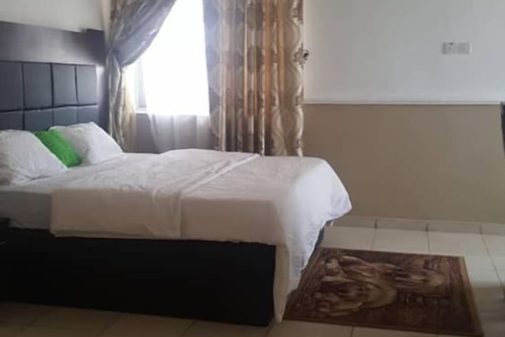 Room 4 of 18