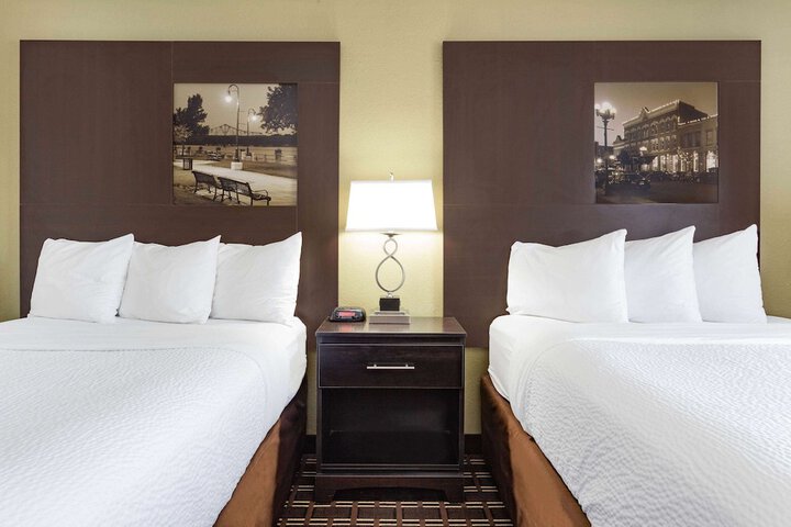 2 Double Beds (3 of 7)