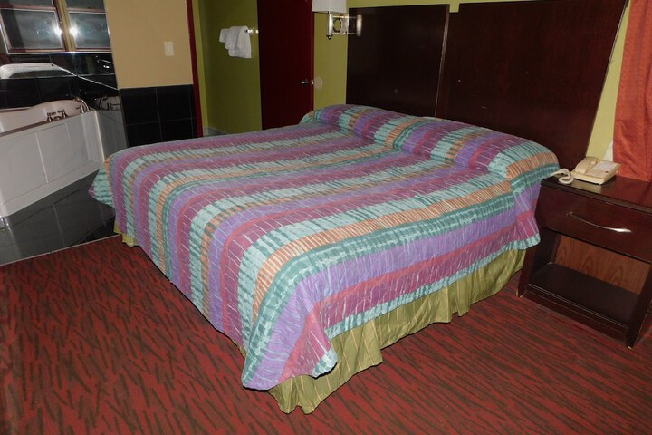 Room 8 of 33