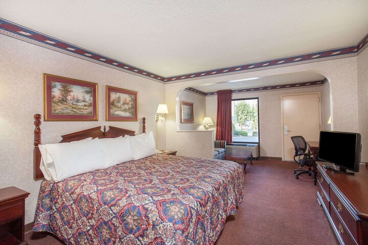 1 King Bed (10 of 14)