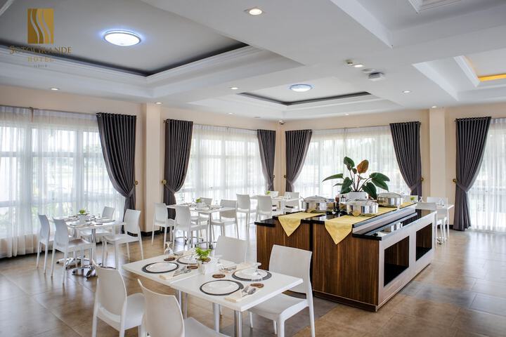 Dining 18 of 22