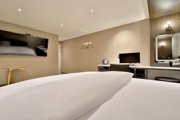 Room 33 of 63