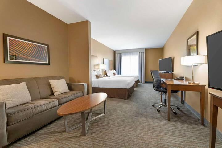 2 Queen Beds Microwave and Refrigerator WiFi Full Breakfast (6 of 21)