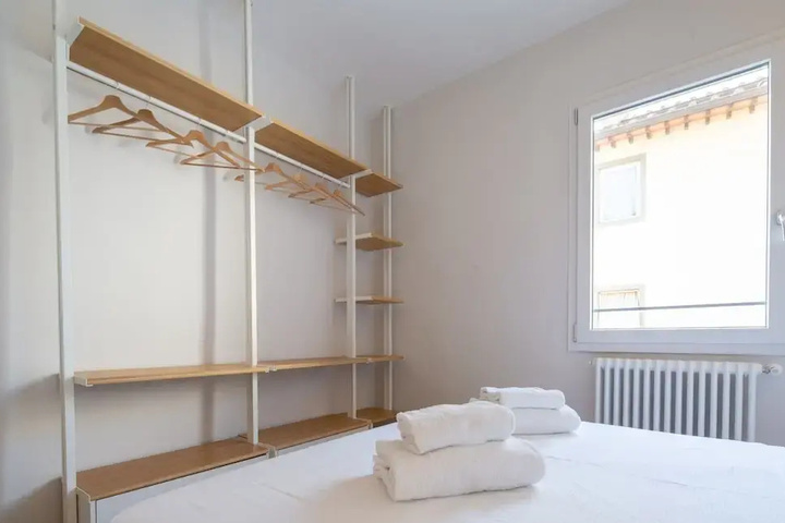 Room 6 of 10