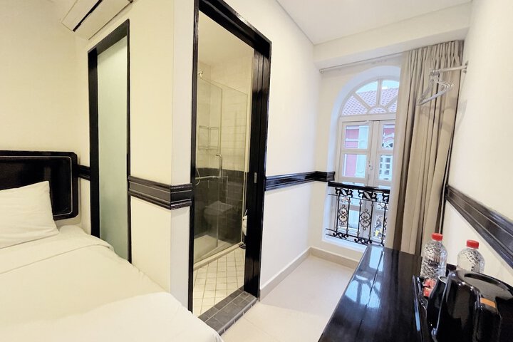 Room 33 of 47