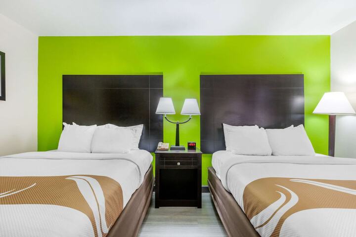 2 Queen Beds (1 of 12)