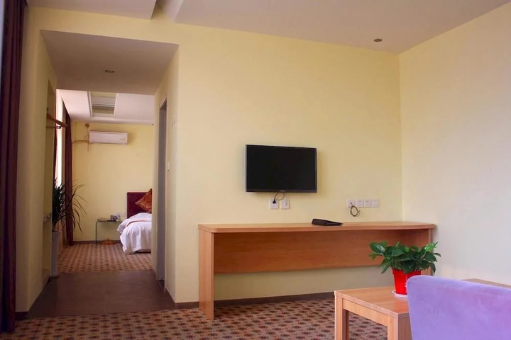 Room 6 of 9