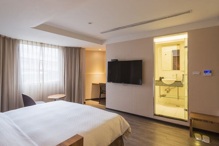 Room 27 of 40