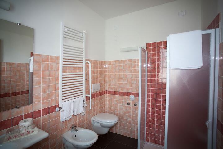 Room 4 of 40