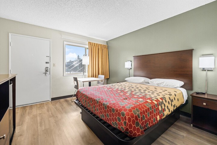Room 6 of 27