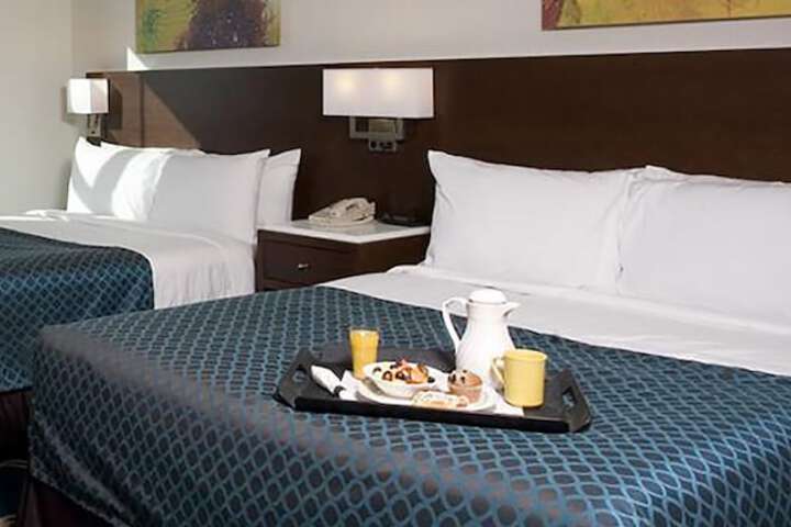 2 Queen Beds (5 of 6)