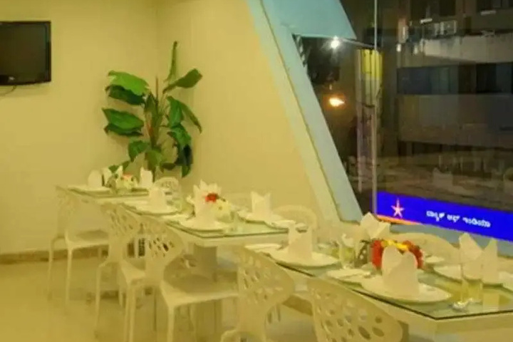 Dining 12 of 13