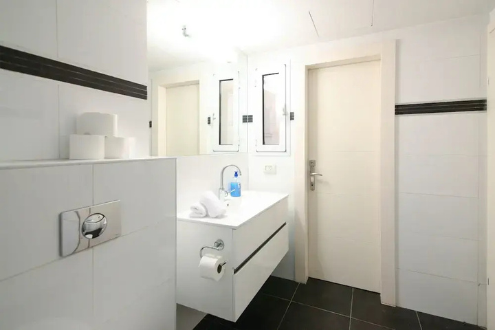 Room 11 of 32