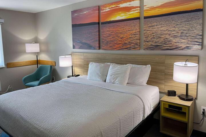 1 Queen Bed (7 of 36)