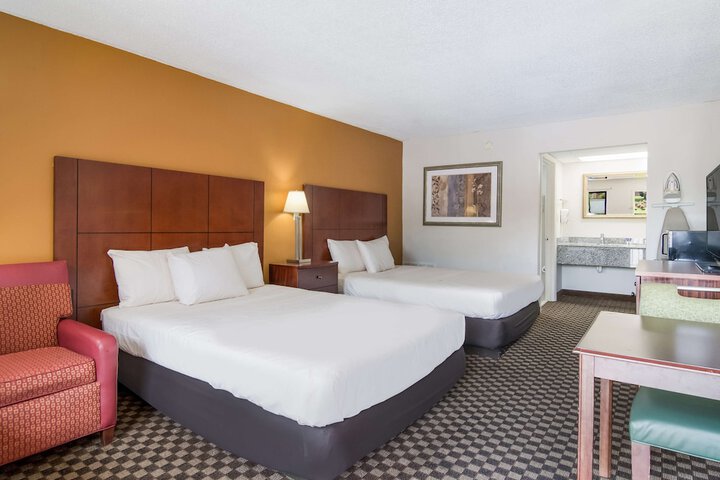 2 Queen Beds (1 of 8)