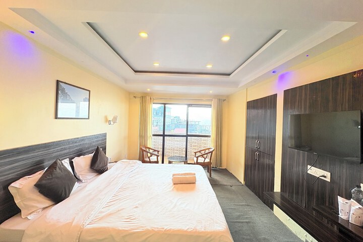 Room 11 of 28