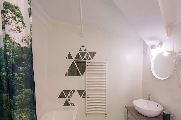 Room 42 of 60