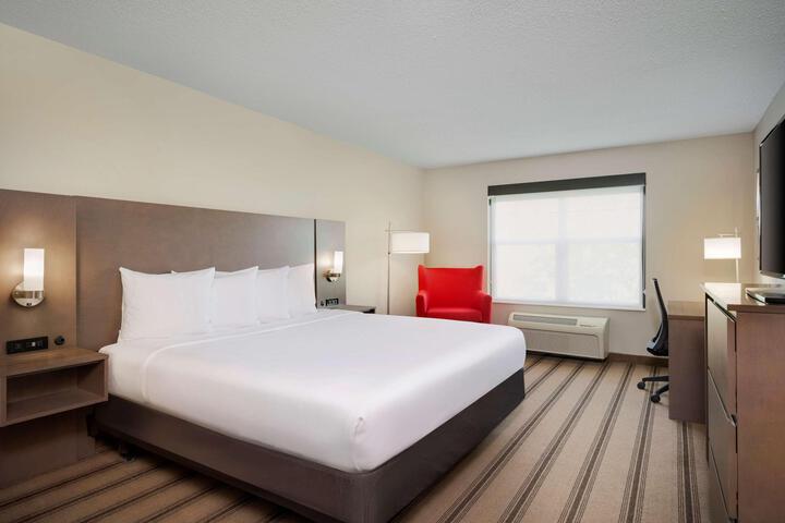 1 King Bed (9 of 13)