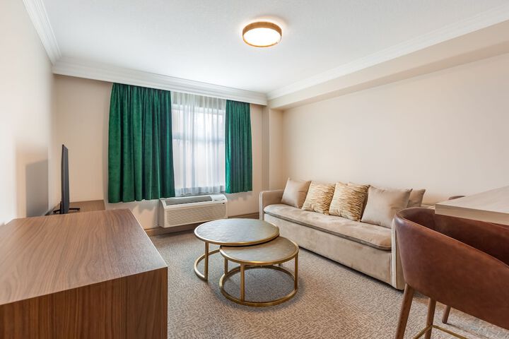 Room 102 of 166