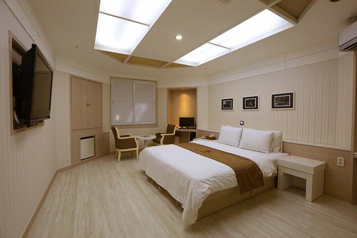 Room 6 of 19