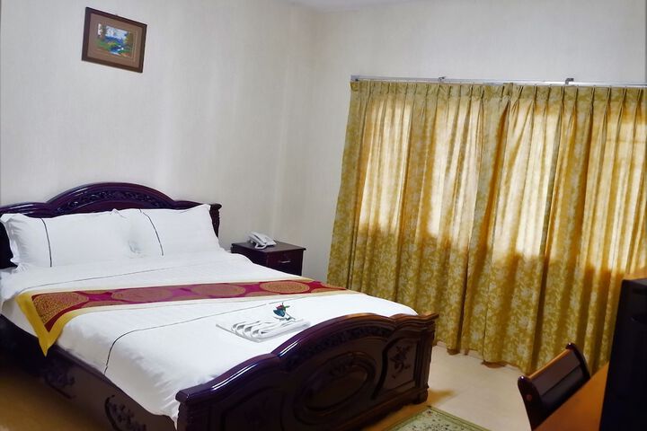 Room 4 of 16