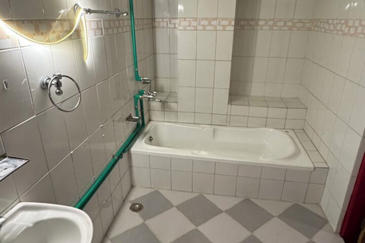 Room 6 of 8