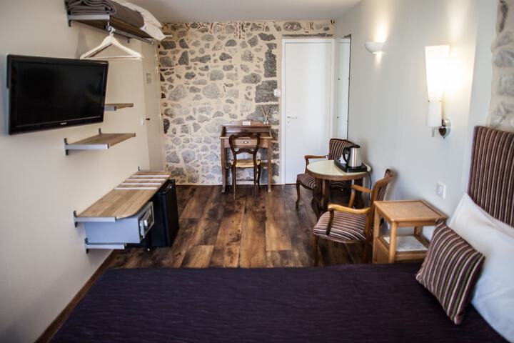 Room 14 of 90