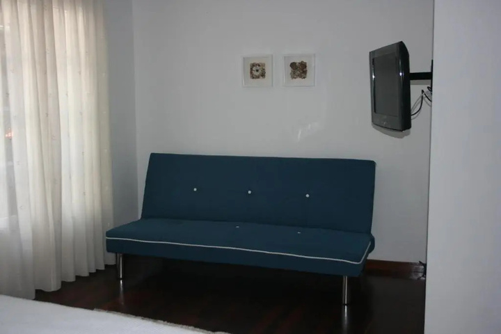 Room 5 of 9