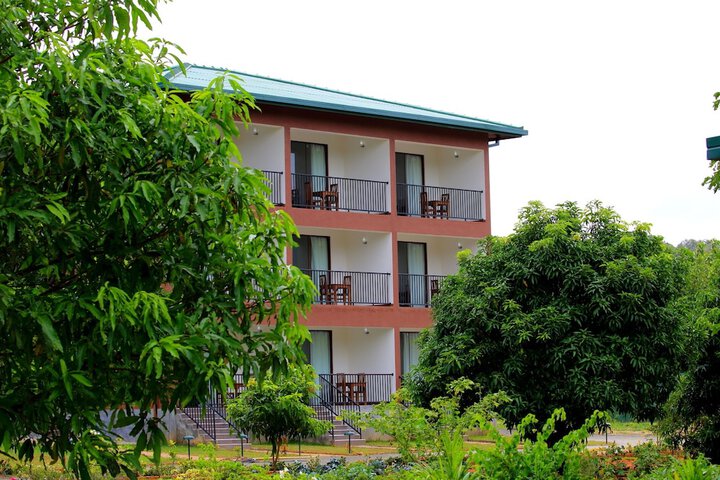 Hotel Exterior 40 of 49