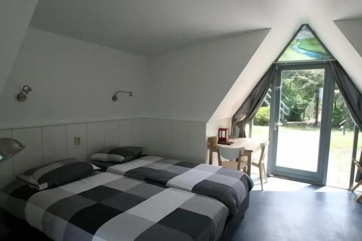 Room 6 of 17