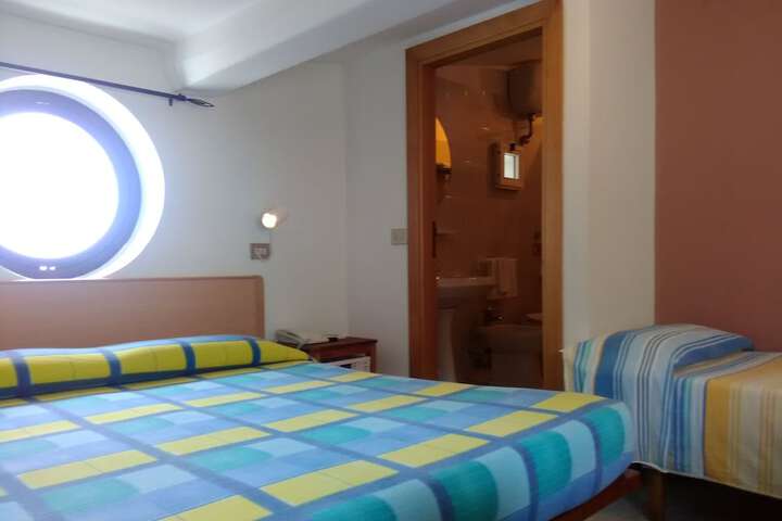 Room 9 of 77