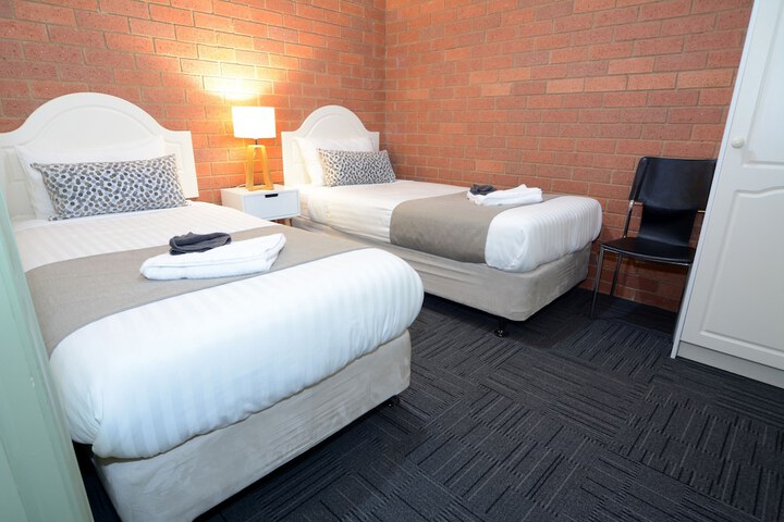 Room 4 of 28