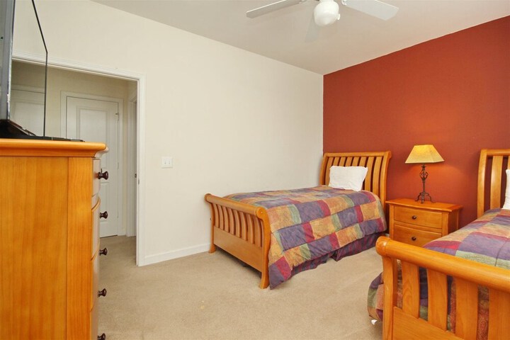 Room 7 of 33
