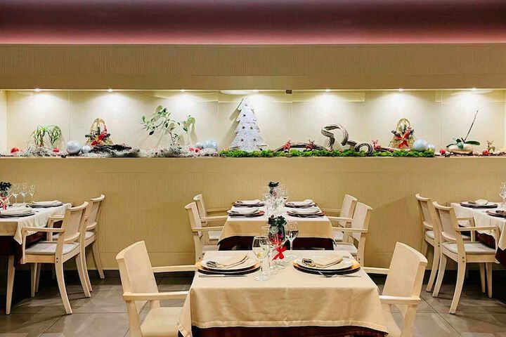 Dining 8 of 13