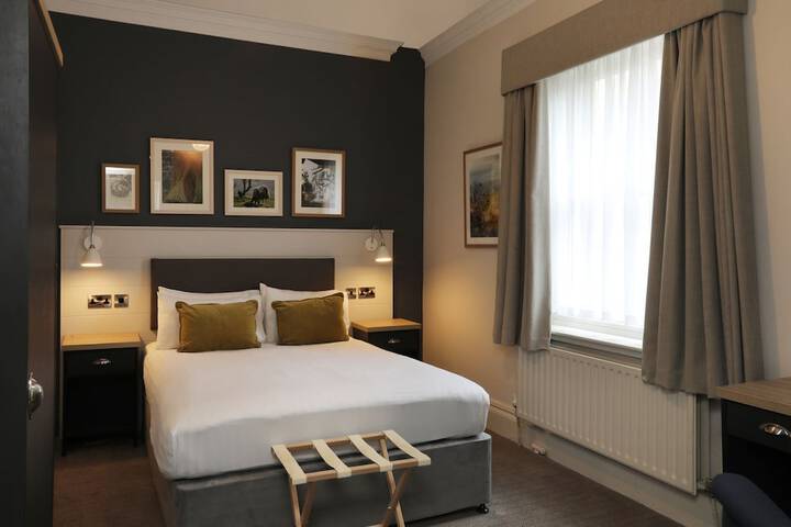 Room 25 of 102