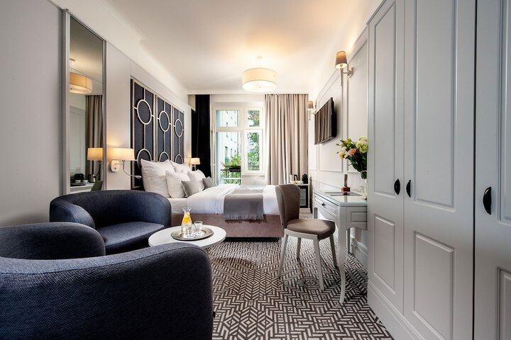 Room 21 of 77