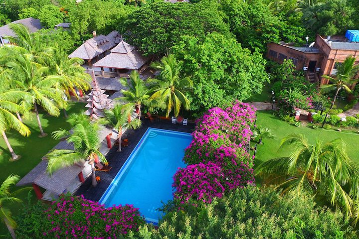 Hotel with Pool