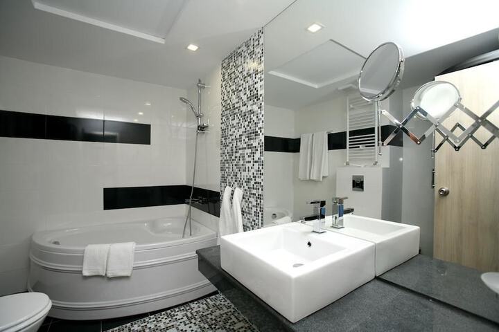 Room 17 of 33