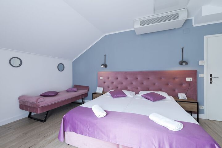 Room 9 of 52