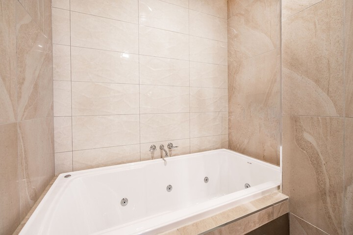Jetted tub