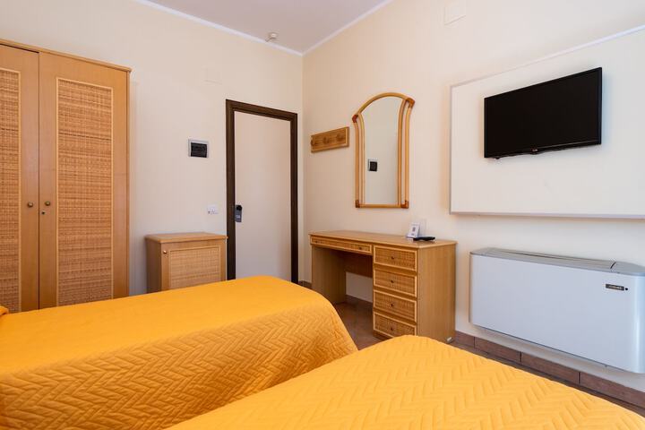 Room 8 of 74