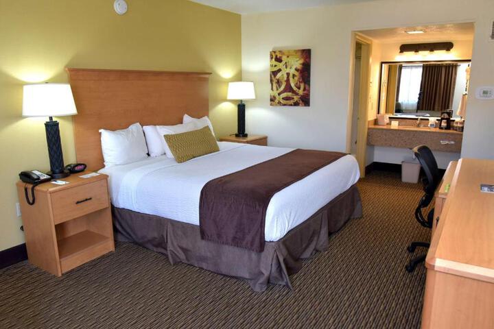 2 Double Beds Microwave and Refrigerator WiFi Full Breakfast (3 of 11)