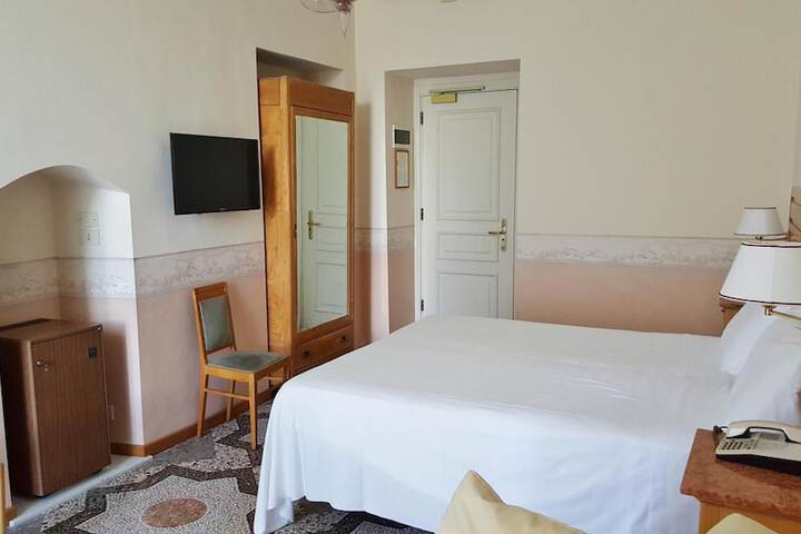 Room 10 of 38