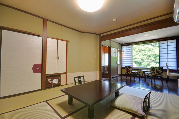 Room 4 of 105
