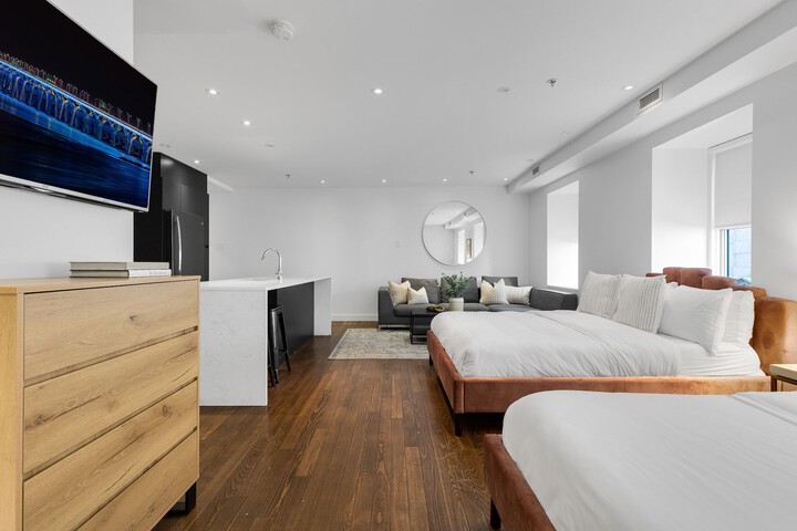 Room 18 of 104