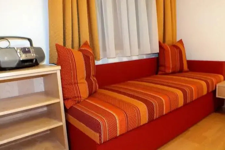 Room 4 of 16