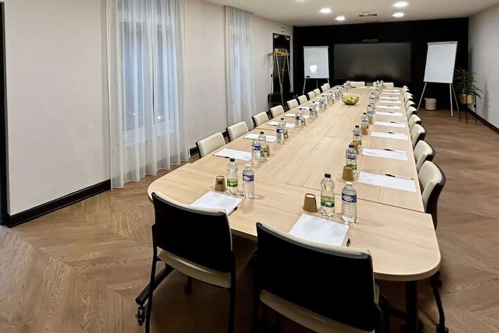 Business Center 94 of 102