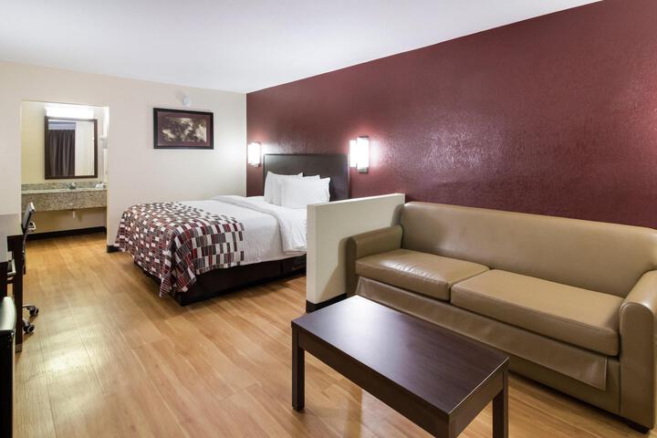 Suite King with Sofa Bed (2 of 5)
