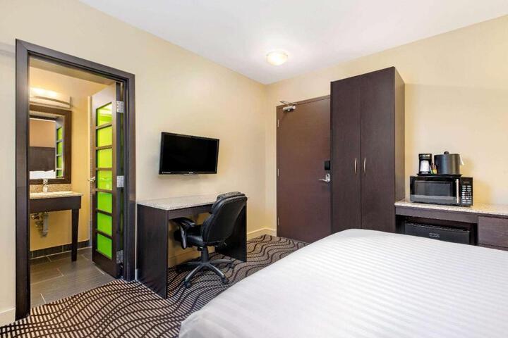 1 Queen Bed Mobility Accessible (16 of 21)