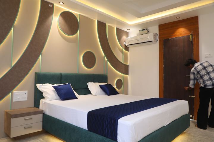 Room 15 of 37